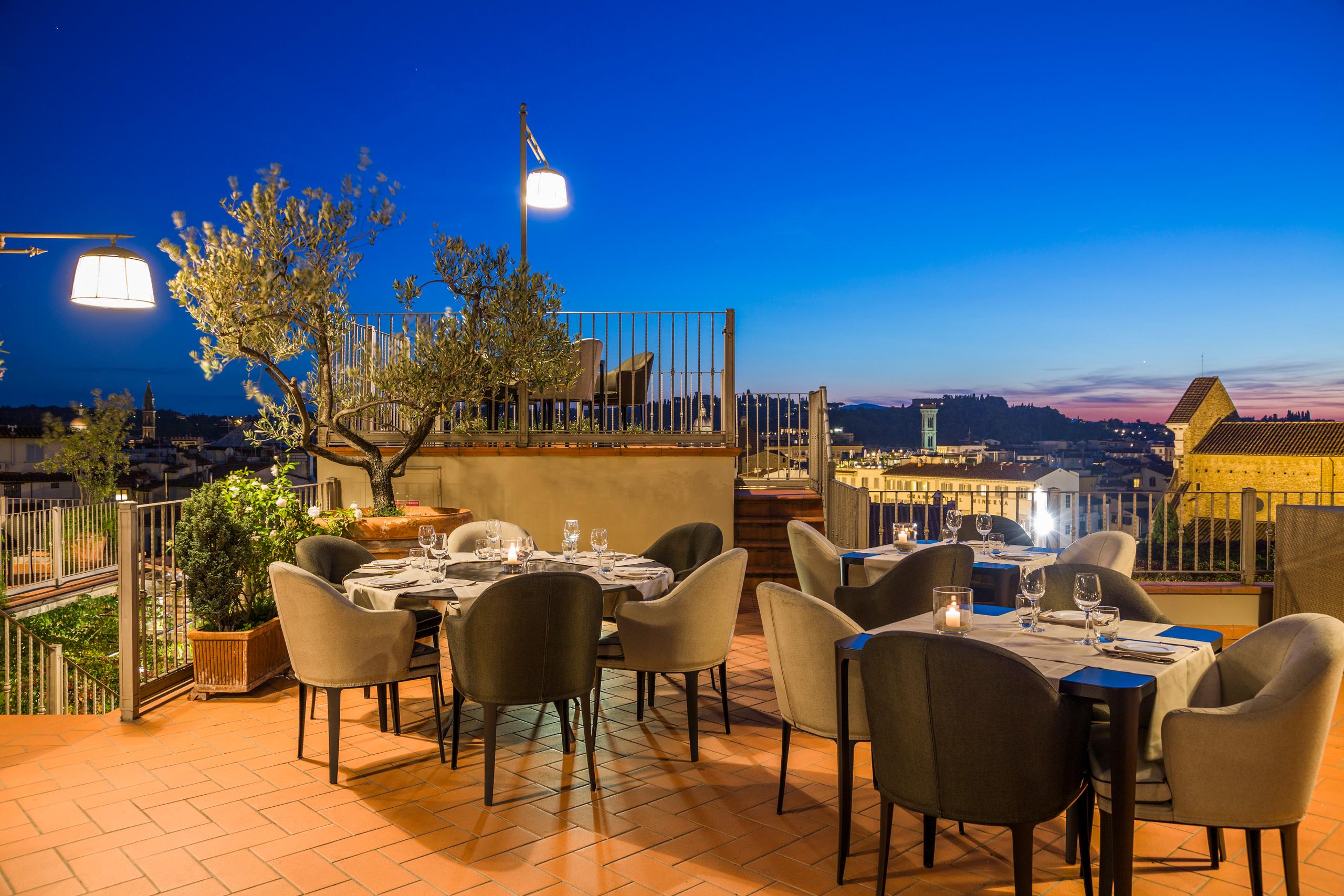 assets/uploads/outdoor/broof-outdoor-tablesnight-(2).jpg
